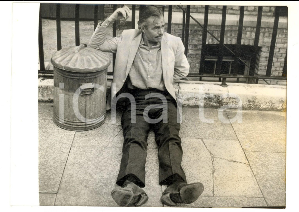 Fotografia d epoca originale 1964 LONDON James MASON sul set del corto Il gagliardo ed alto lanciere 1