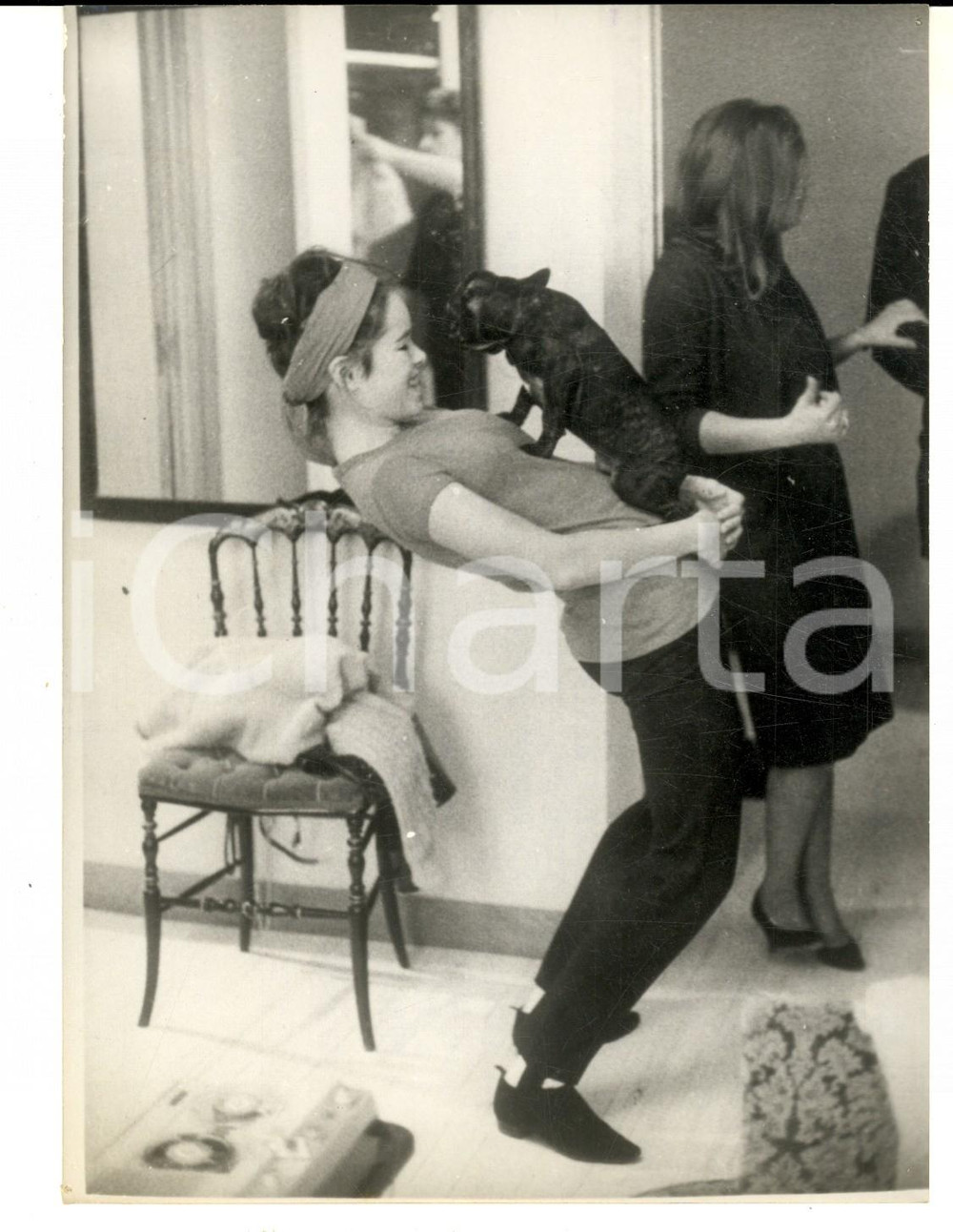 Fotografia d epoca originale 1964 MADRID Geraldine CHAPLIN gioca con un piccolo cane  Foto 13x18 cm 1