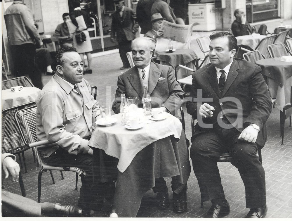 Fotografia d epoca originale 1967 RAPALLO A.C. GUY Pino PIACENTINO Primo DAVID al bar Photo 1