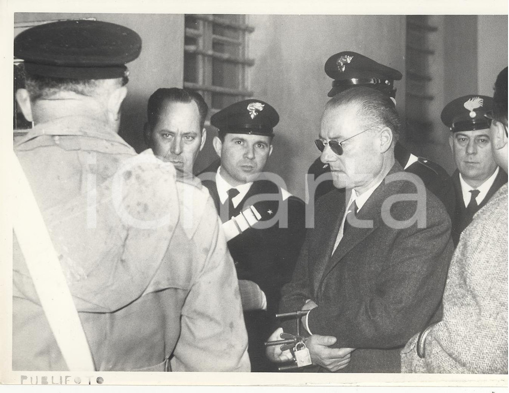 Fotografia d epoca originale 1960 GENOVA  Processo GHELARDI  L imputato condotto in aula ammanettato Foto 1