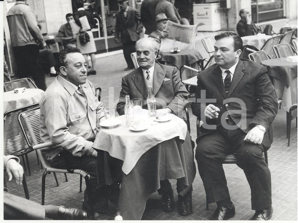 Fotografia d epoca originale 1967 RAPALLO A.C. GUY Pino PIACENTINO e Primo DAVID al bar Photo 1