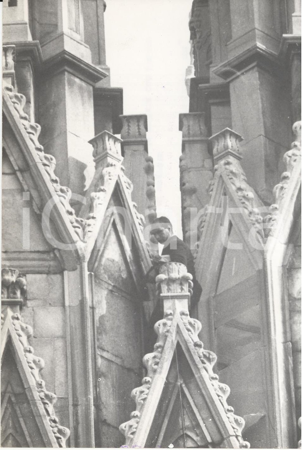 Fotografia d epoca originale 1959 MILANO Aspirante suicida tra le guglie del Duomo Foto 1