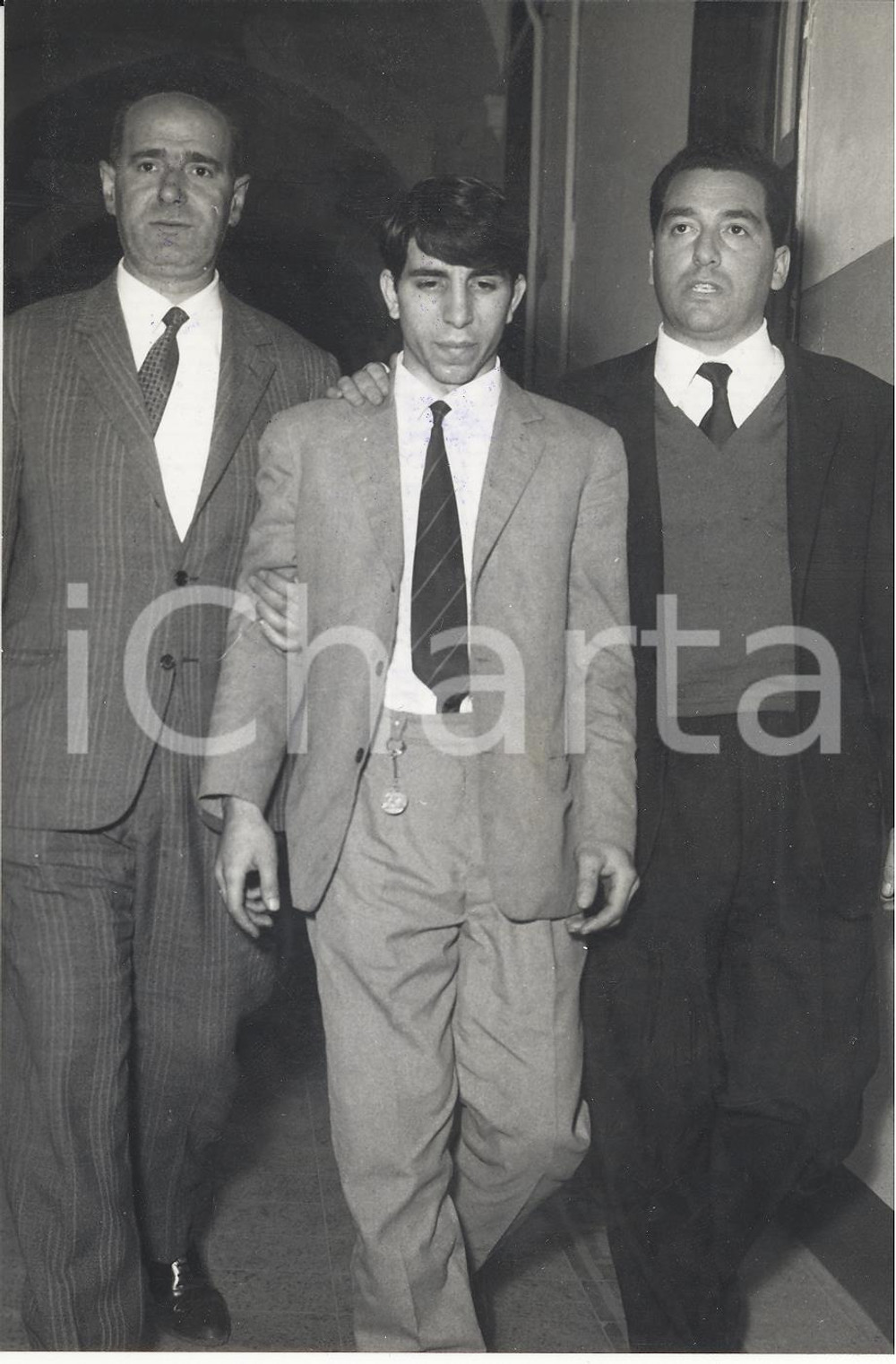 Fotografia d epoca originale 1966 MILANO Arresto di biscazziere dopo poker con delitto Foto 13x18 cm 1