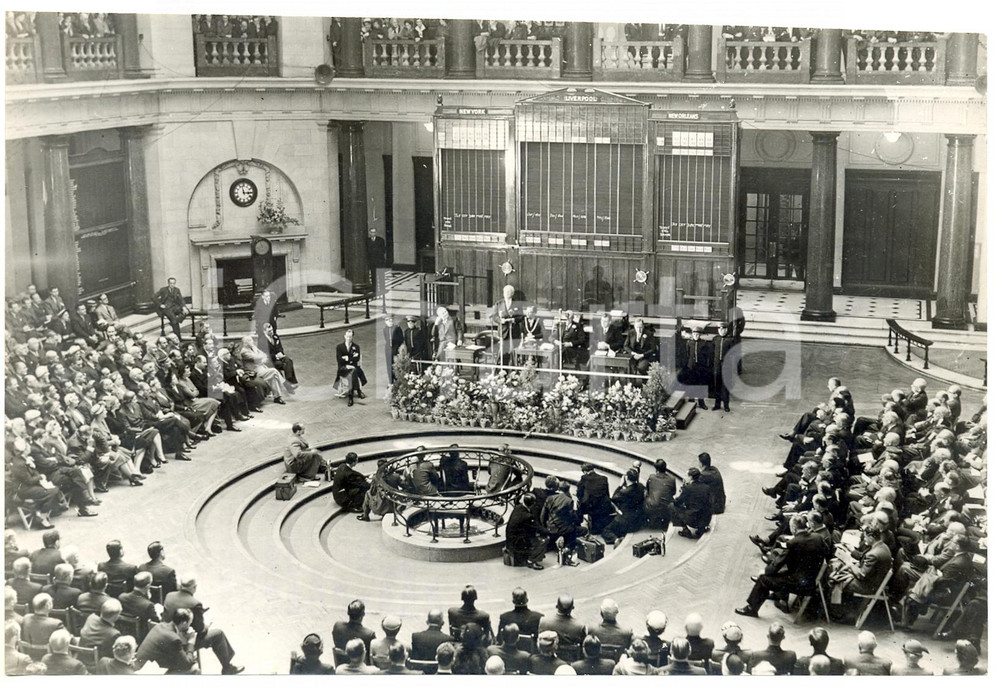 Fotografia d epoca originale 1954 LIVERPOOL COTTON EXCHANGE Robert RADCLYFFE ringing the handbell Photo 1