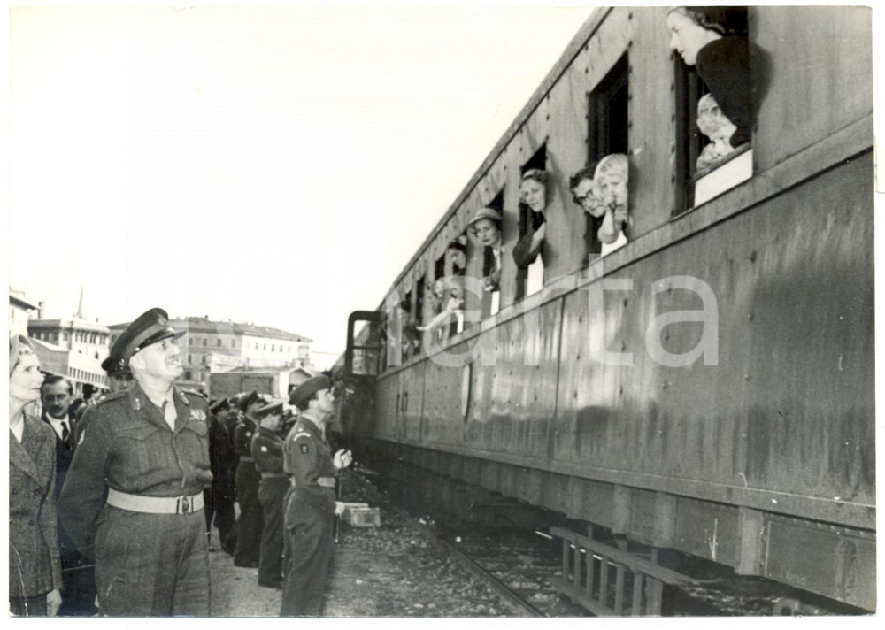 Fotografia d epoca originale 1953 TRIESTE Thomas WINTERTON saluta le famiglie inglesi in partenza Foto 18x13 1