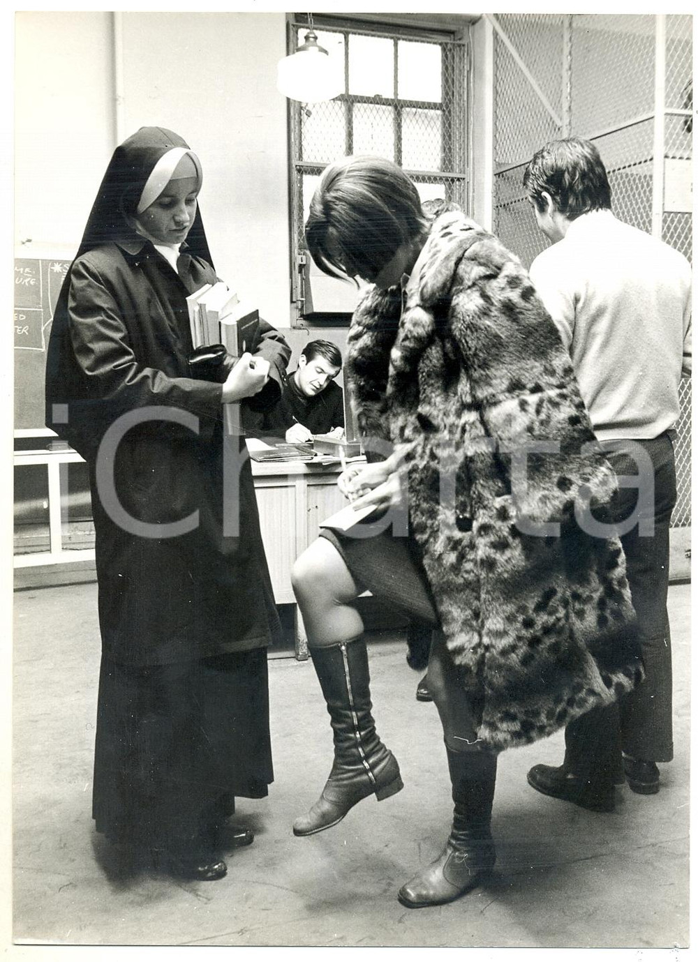 Fotografia d epoca originale 1968 NEW YORK Claudia CARDINALE firma un autografo ad una suora Foto 13x18 cm 1