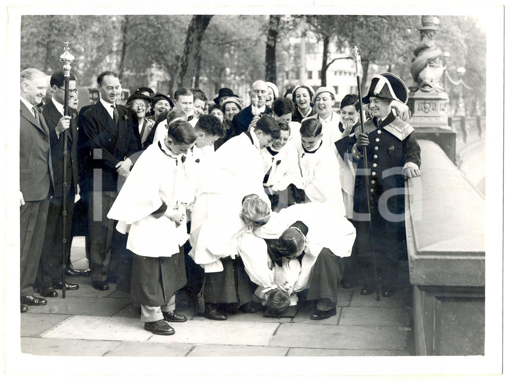 Fotografia d epoca originale 1953 LONDON Alain CRAIG bumping during Savoy Liberty ceremonies Photo 20x15 cm 1
