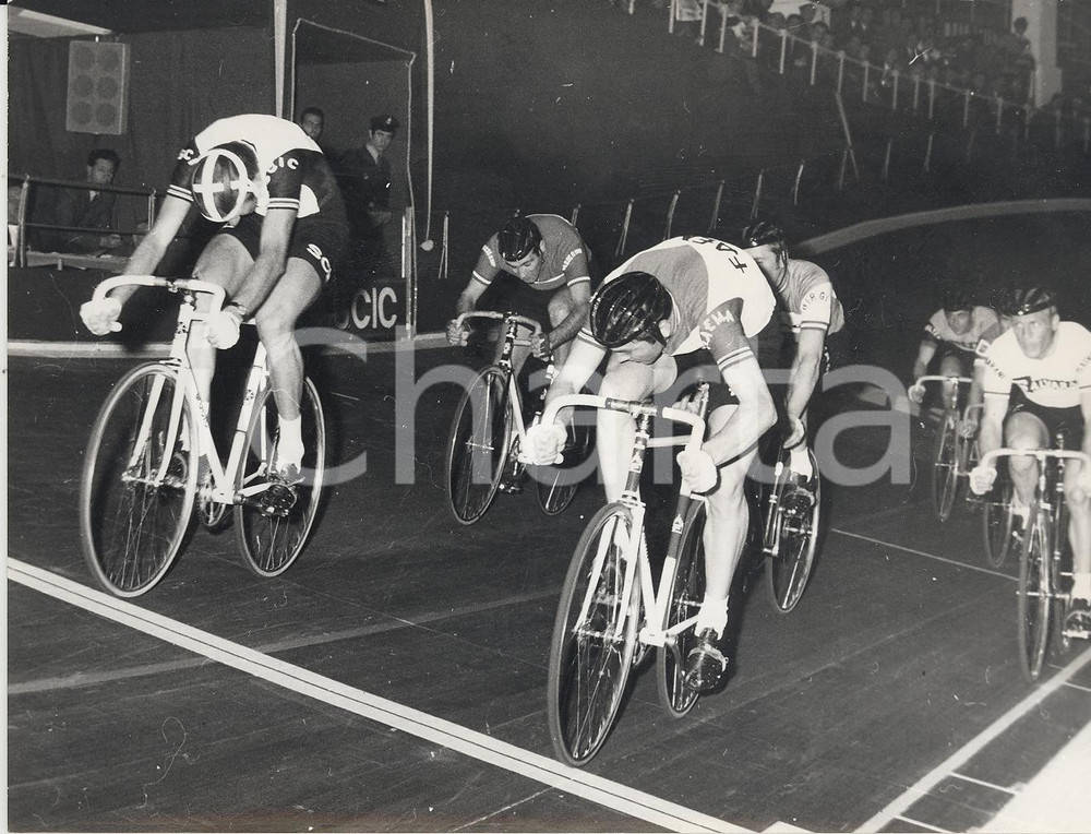 Fotografia d epoca originale 1969 MILANO CICLISMO Volata di Vittorio ADORNI durante la SEI GIORNI Foto 1