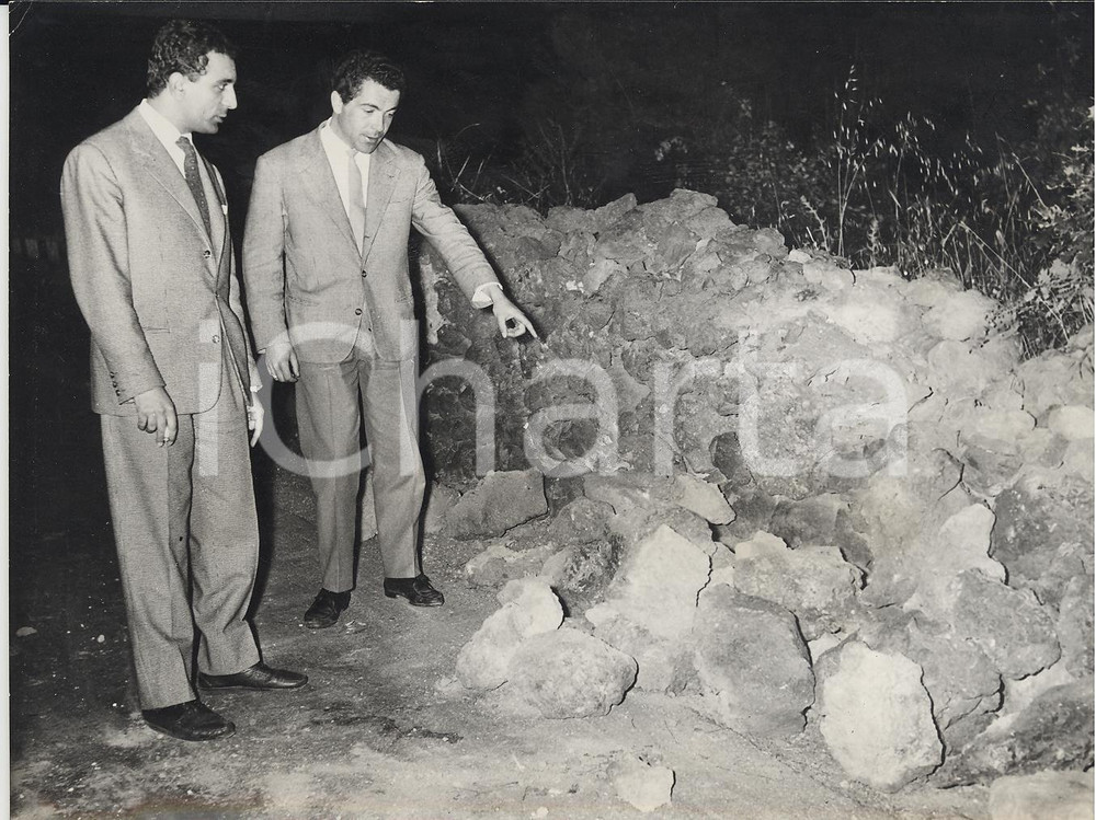 Fotografia d epoca originale 1957 CATANIA NICOLOSI Barricata di pietre del rapinatore dell Etna Foto 1