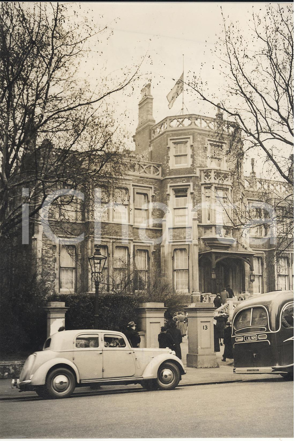 Fotografia d epoca originale 1953 LONDON  Iosif STALIN Death  People arriving to the Soviet Embassy Photo 1