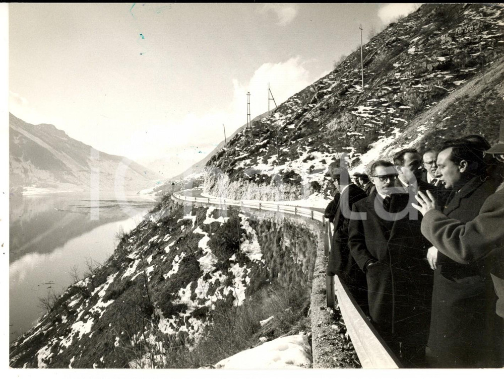 Fotografia d epoca originale 1964 CIMOLAIS On. Giovanni PIERACCINI in visita al bacino del Vajont  Foto 1