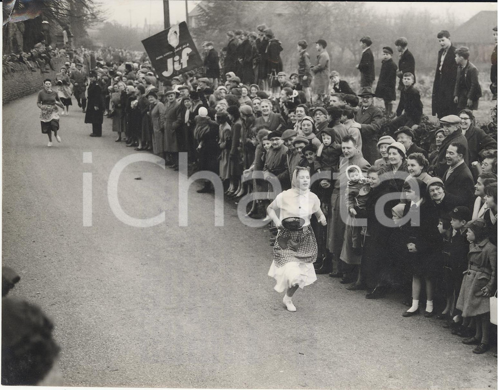Fotografia d epoca originale 1957 OLNEY Miss Sandra SIBLEY wins the annual Pancake Race Photo 20x15 cm 1