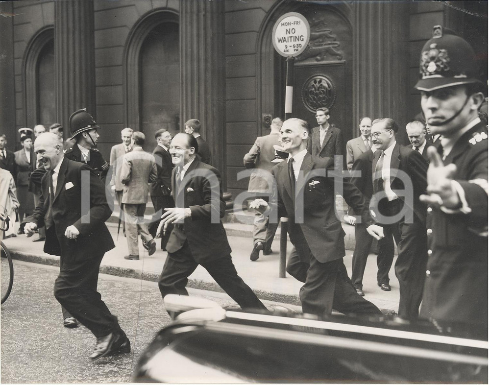 Fotografia d epoca originale 1958 LONDON Bank Rate is cut  Policeman holding up City traffic Photo cm 20x15 1