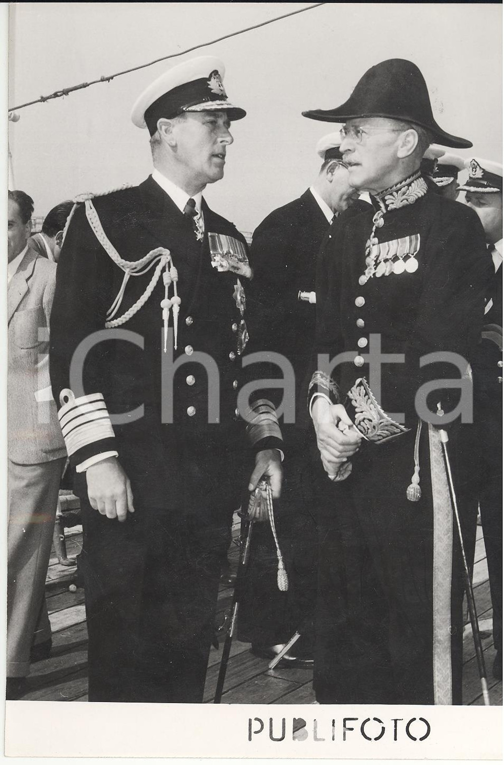 Fotografia d epoca originale 1954 PORTO DI NAPOLI L ammiraglio Louis MOUNTBATTEN con il console inglese Foto 1