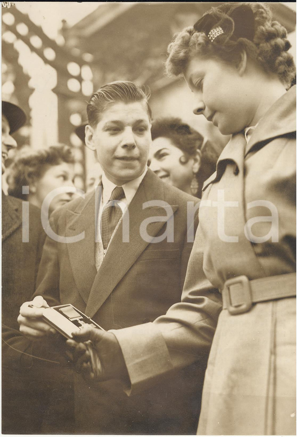 Fotografia d epoca originale 1953 LONDON John BAMFORD showing George Cross award to his sister Jean Photo 1
