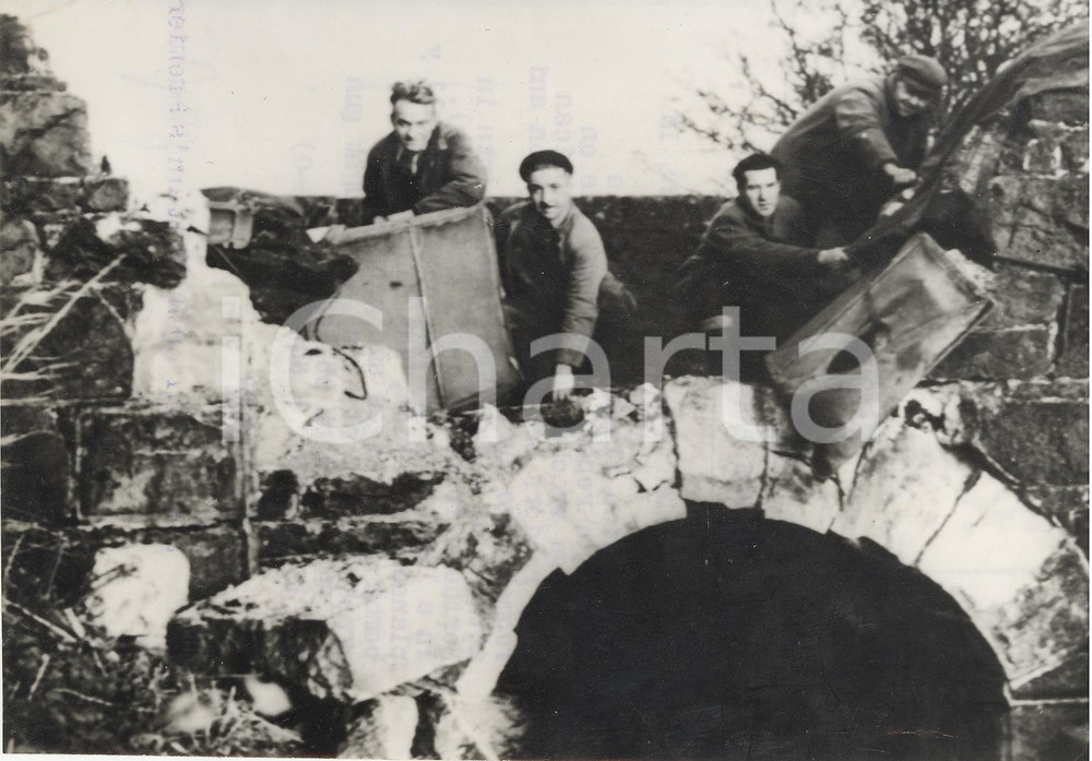 Fotografia d epoca originale 1956 NORTHERN IRELAND CONFLICT Post Office linesmen repair communication PHOTO 1