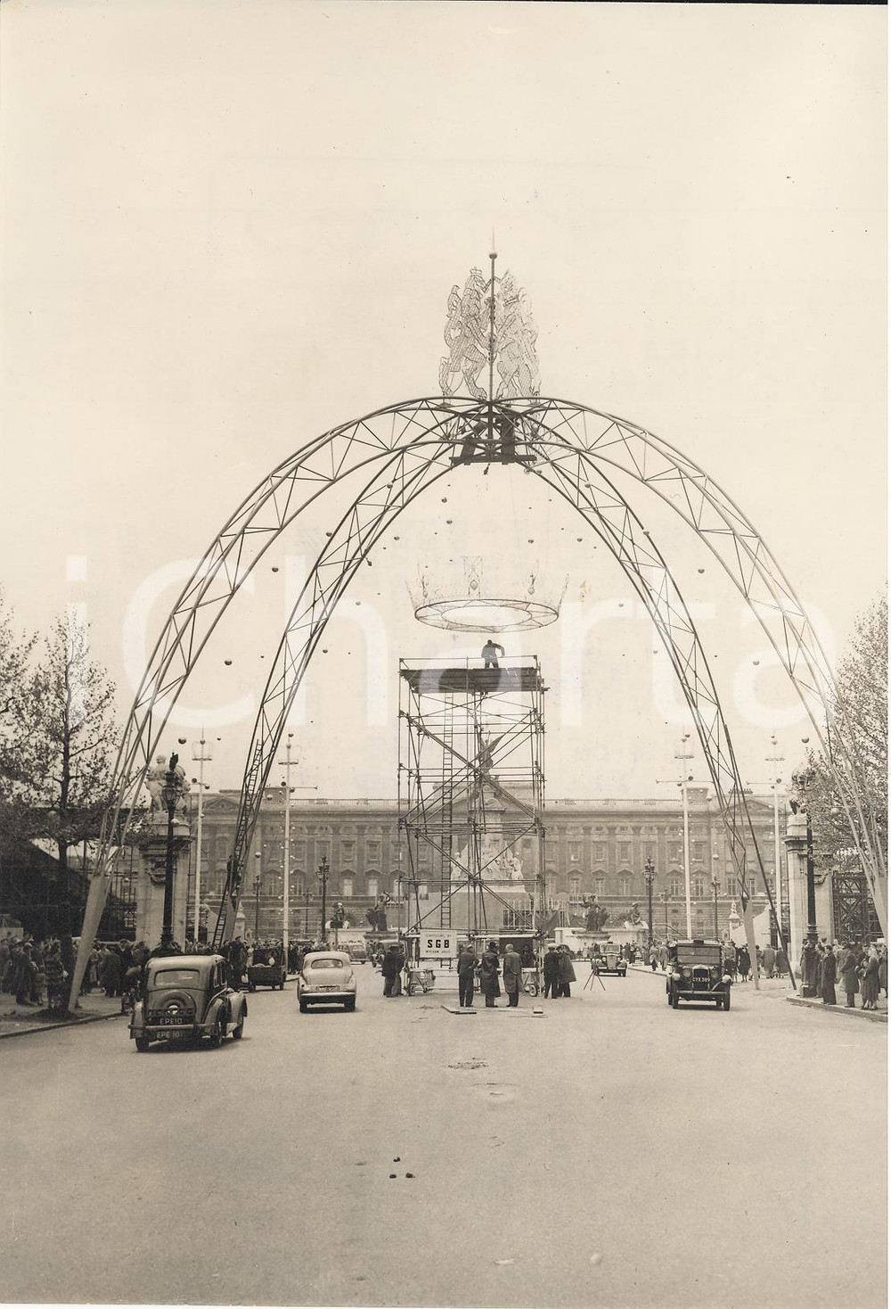 Fotografia d epoca originale 1953 LONDON The Mall decorated with a replica of princess s coronet Real photo 1
