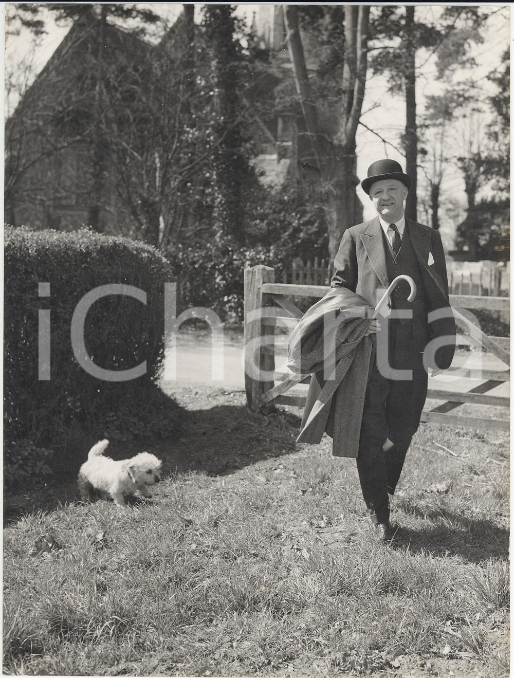 Fotografia d epoca originale 1955 LONDON Richard BUTLER leaving St. James  Church with his dog Photo 15x20 1