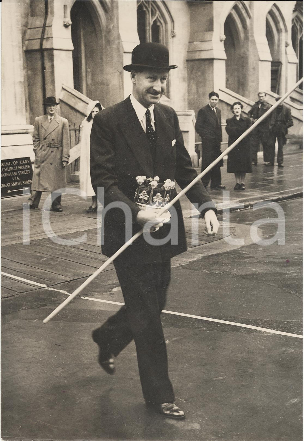 Fotografia d epoca originale 1953 LONDON Coronation Day Earl of Shrewsbury carrying silver stick and coronet 1