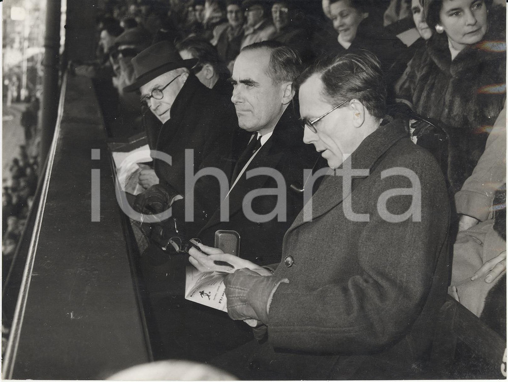 Fotografia d epoca originale 1958 PLYMOUTH Hugh FOOT with his brother Isaac at a football competition Photo 1