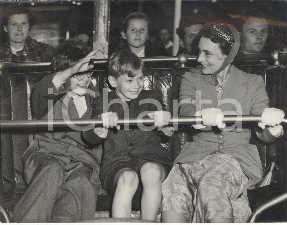 Fotografia d epoca originale 1953 LONDON Prince Richard of Gloucester enjoyed himself at funfair Photo 20x15 1