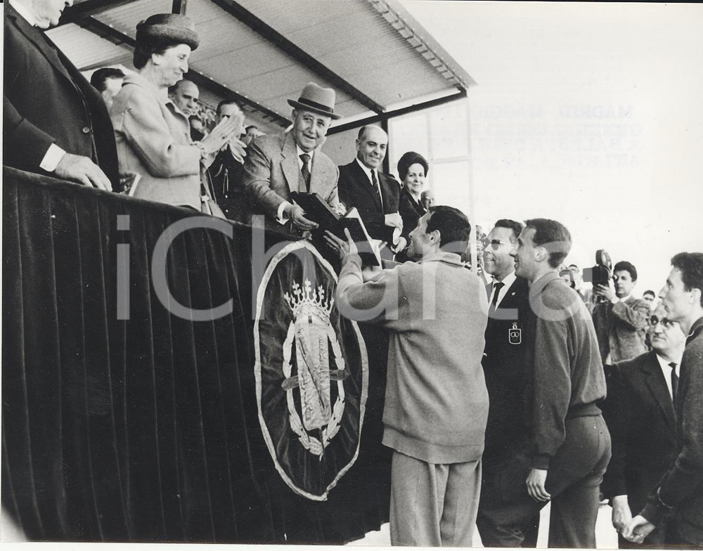 Fotografia d epoca originale 1963 MADRID ATLETICA LEGGERA Francisco FRANCO premia Balestra e Cavalli Foto 1