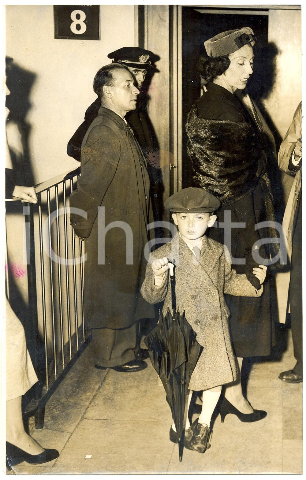 Fotografia d epoca originale 1957 LONDON Airport  Mrs Christopher SHAWCROSS waiting for husband Photo 13x20 1
