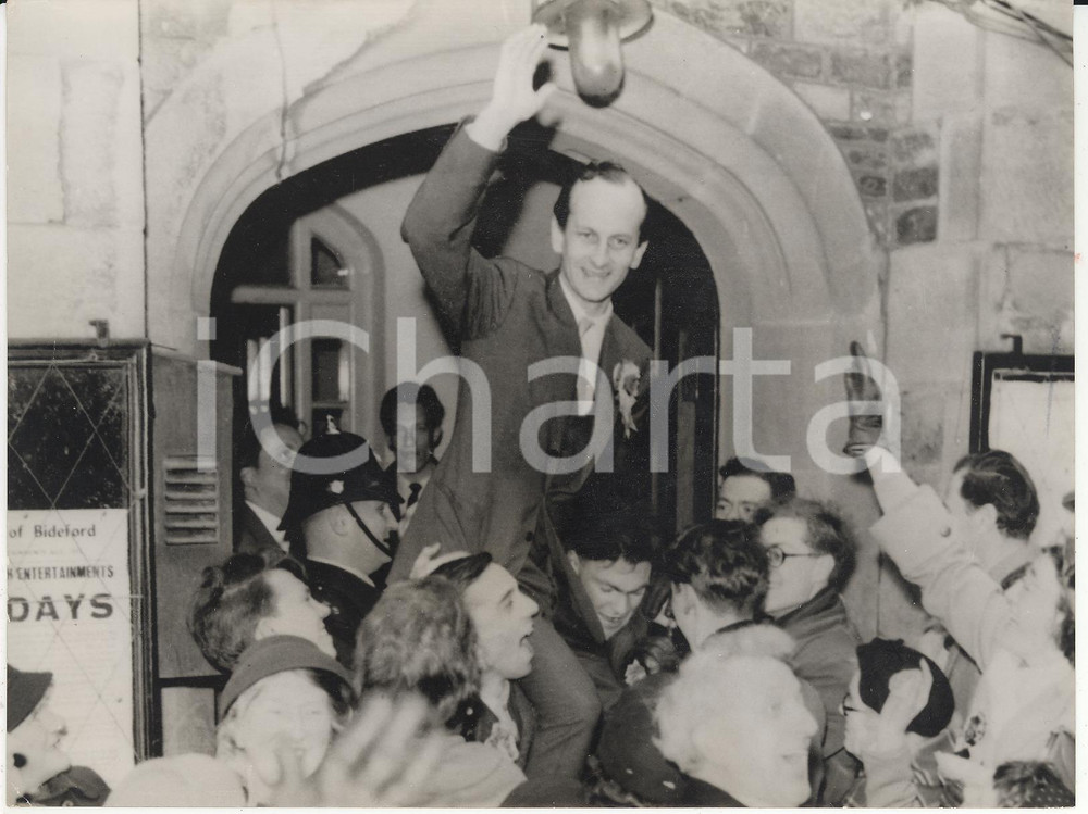 Fotografia d epoca originale 1958 DEVON Liberal candidate Mark BONHAM CARTER wins the election Photo 20x15 1