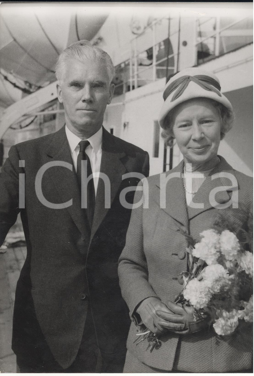 Fotografia d epoca originale 1958 TILBURY Sir Kenneth MADDOCKS with his wife leaving from Suva Photo 15x20 1