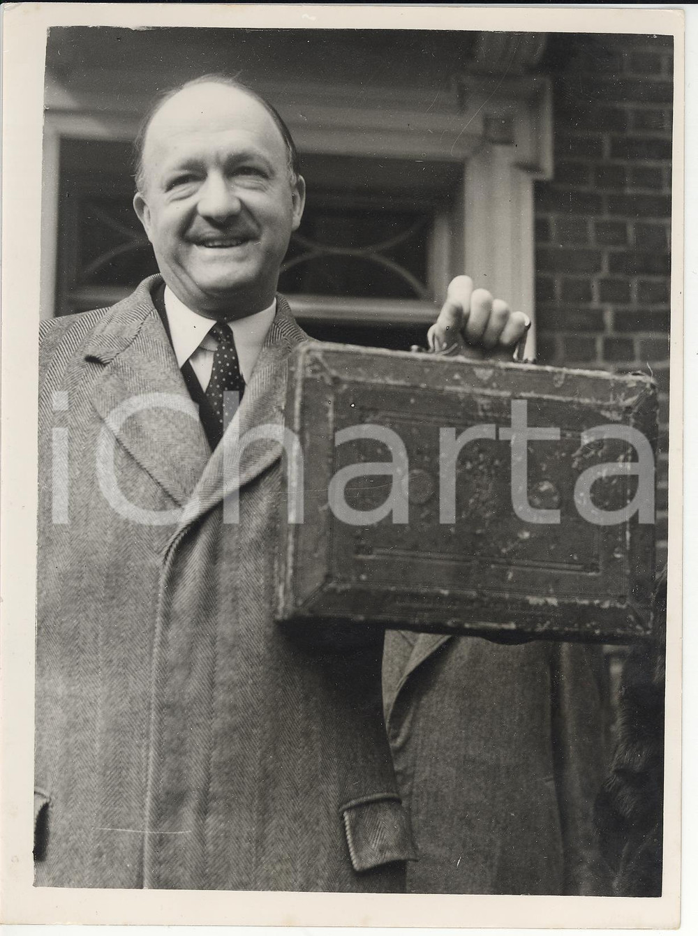 Fotografia d epoca originale 1954 LONDON The chancellor Rab BUTLER holding up budget box Photo 15x20 1