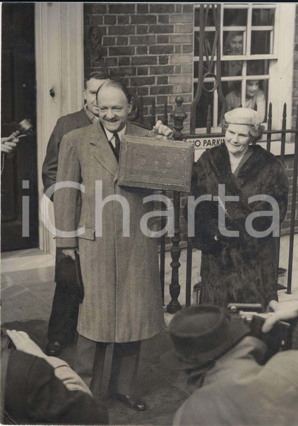 Fotografia d epoca originale 1954 LONDON Rab BUTLER leaving home to make his Budget Speech Photo 15x20 cm 1