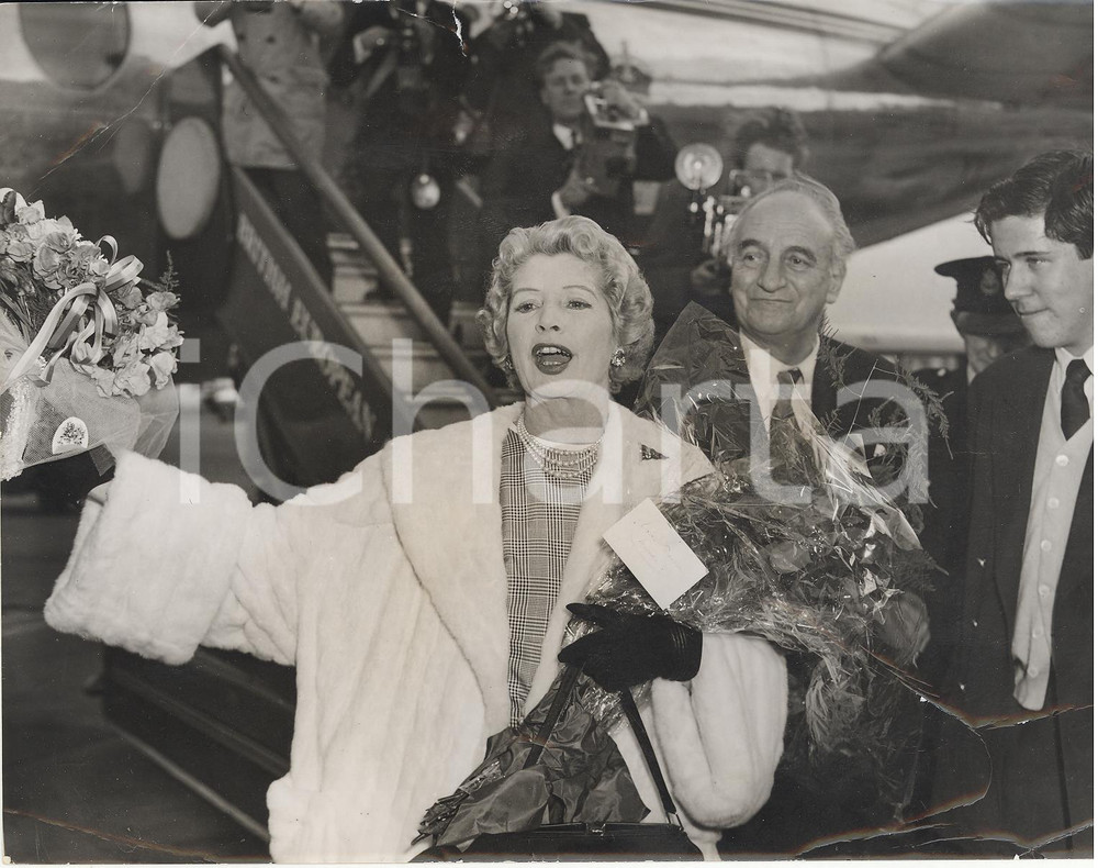 Fotografia d epoca originale 1958 LONDON Bernard and Norah DOCKER arriving back in the City Photo 20x15 cm 1