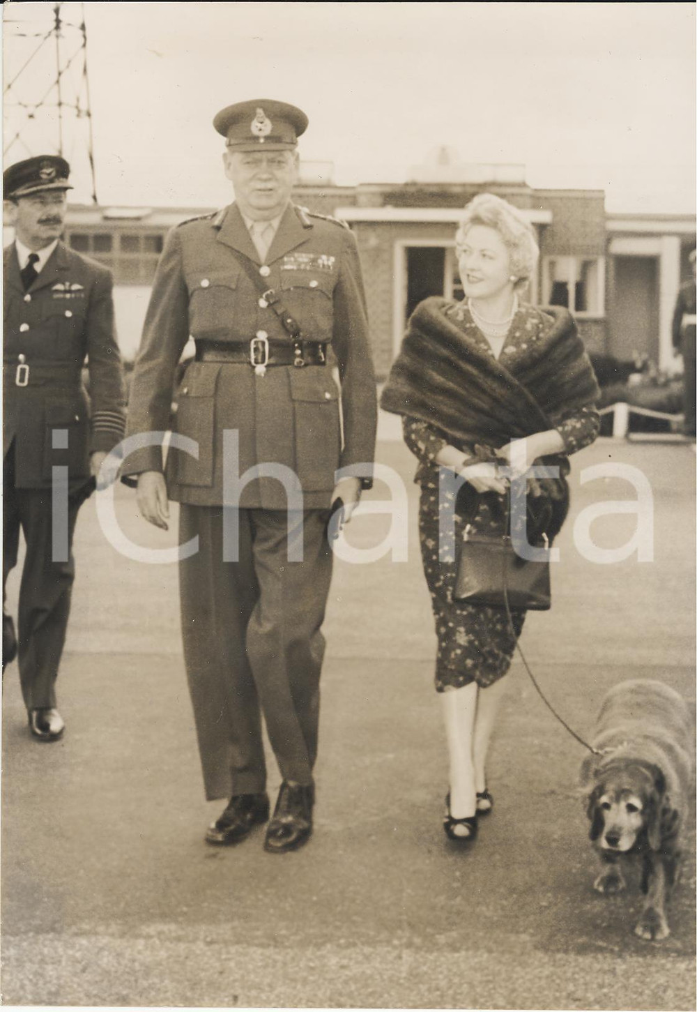Fotografia d epoca originale 1958 NORTHOLT Sir Richard GALE leaving for Paris Photo 15x20 1