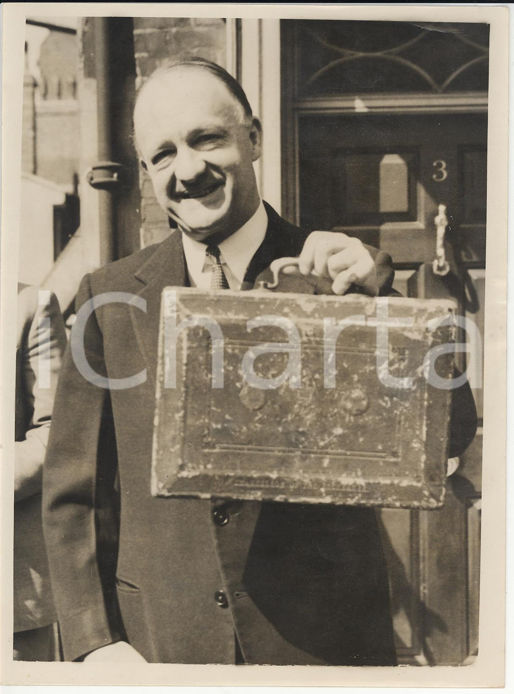 Fotografia d epoca originale 1955 LONDON Rab BUTLER leaving home with his secret bag Photo 15x20 cm 1