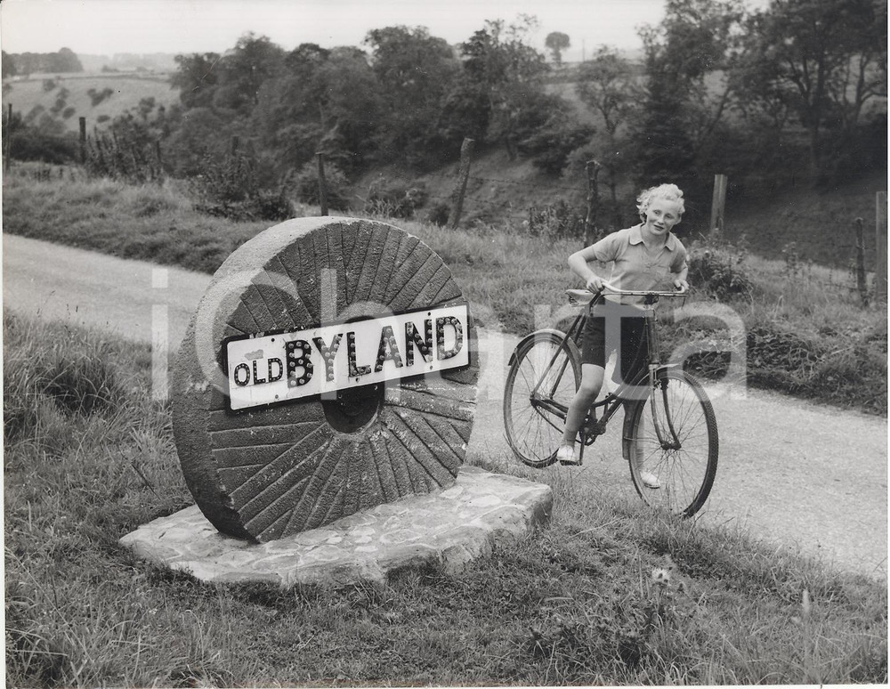 Fotografia d epoca originale 1958 OLD BYLAND Doreen BENTLEY admiring the milestone signpost Photo 20x15 cm 1