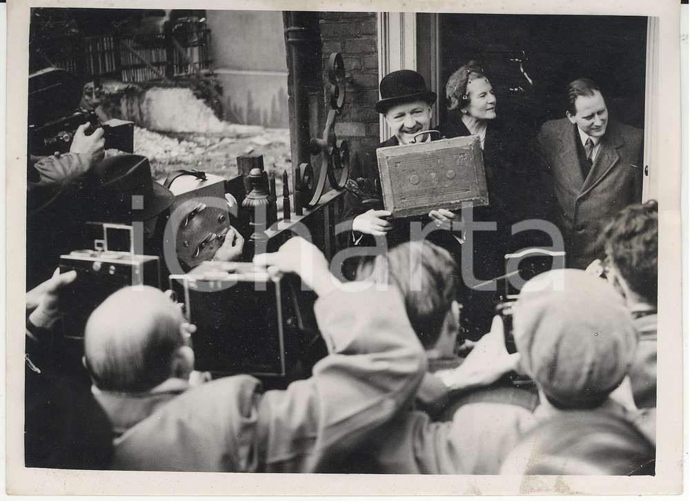 Fotografia d epoca originale 1955 LONDON Rab BUTLER leaving home in Smith Square with his bag Photo 15x20 cm 1