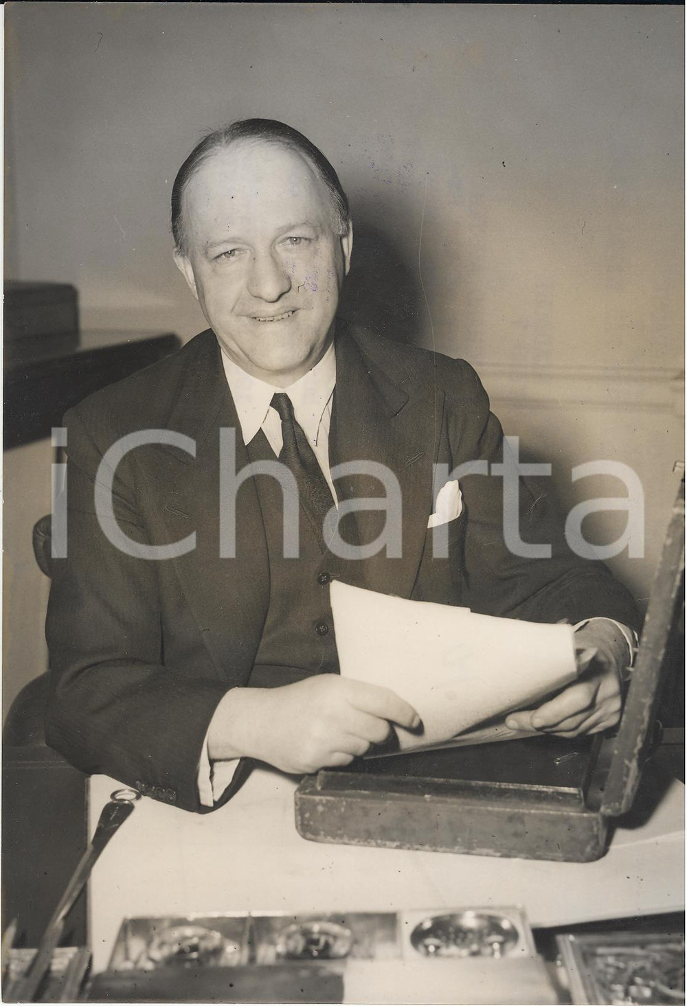Fotografia d epoca originale 1953 LONDON  Tax cut  Chancellor of the Exchequer Rab BUTLER Photo 15x20 cm 1