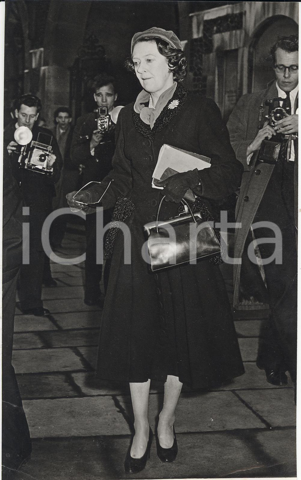 Fotografia d epoca originale 1957 LONDON Dorothy CAMPBELL leaves Westminister hearing Bank Rate Photo 13x20 1