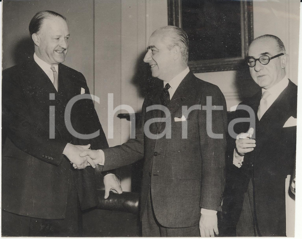 Fotografia d epoca originale 1954 LONDON Rab BUTLER shaking hands with JerÃ³nimo REMORINO Photo 20x15 cm 1