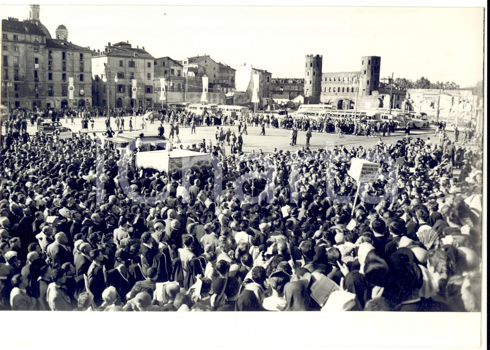 Fotografia d epoca originale 1953 TORINO Congresso Eucaristico  Operai in piazza Duomo per il card. SCHUSTER 1
