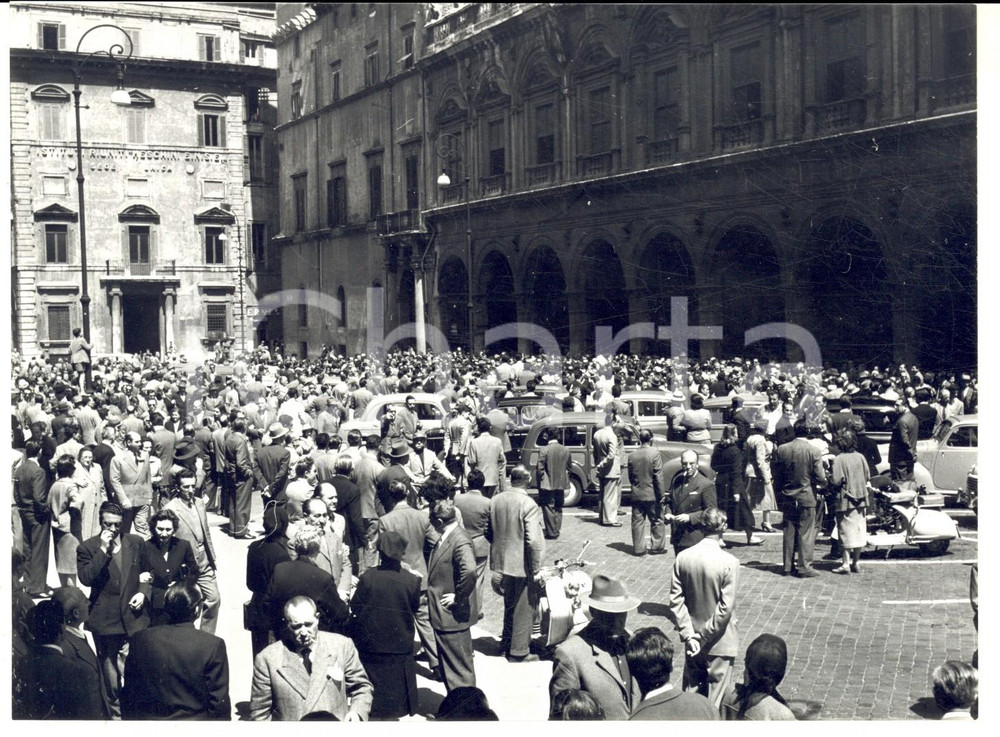 Fotografia d epoca originale 1955 ROMA Folla all uscita della Messa in suffragio dei Caduti RSI Foto 18x13 1