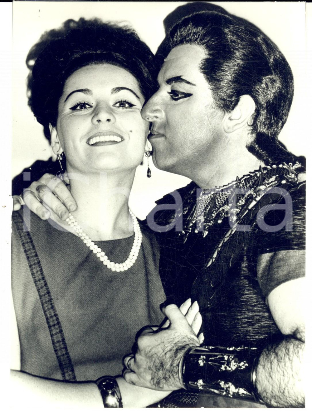 Fotografia d epoca originale 1963 NEW YORK METROPOLITAN Tenore Carlo BERGONZI con la moglie dopo l  Aida 1