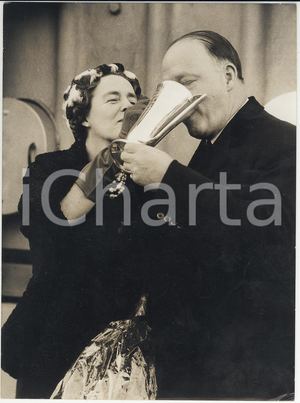 Fotografia d epoca originale 1960 GUERNSEY Rab BUTLER drinks distilled seawater from silver cup Photo 15x20 1
