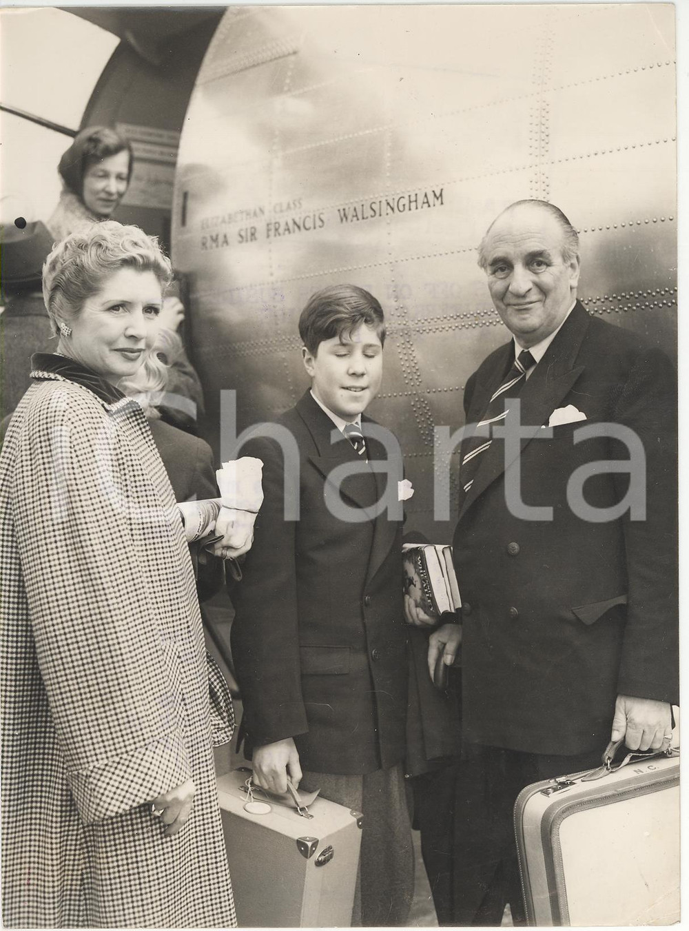 Fotografia d epoca originale 1953 LONDON Bernard and Norah DOCKER leaving for Mediterranean cruise Photo 1