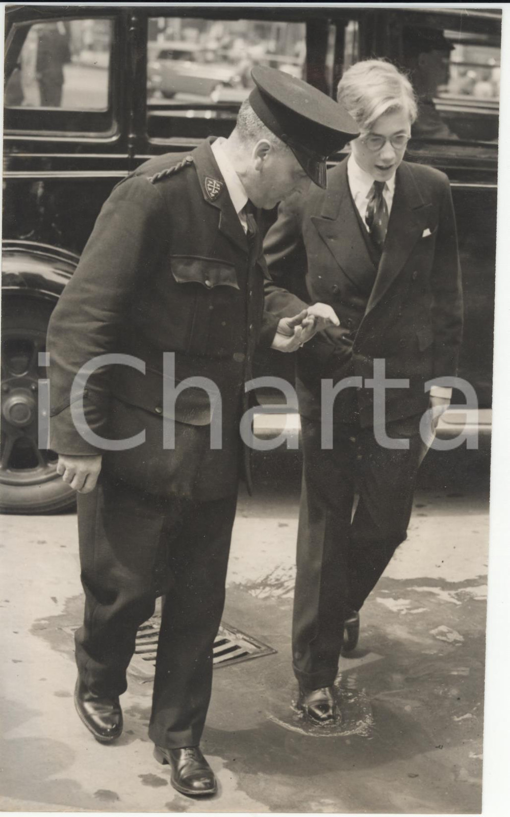 Fotografia d epoca originale 1953 LONDON Coronation Rehearsal  Viscount CARLOW leaving Westminster Photo 1