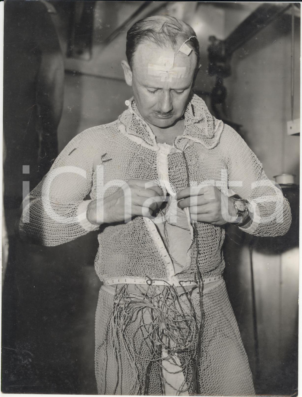 Fotografia d epoca originale 1957 LONDON RAMC James ADAM testing Antartic copperwire suit Photo 15x20 cm 1