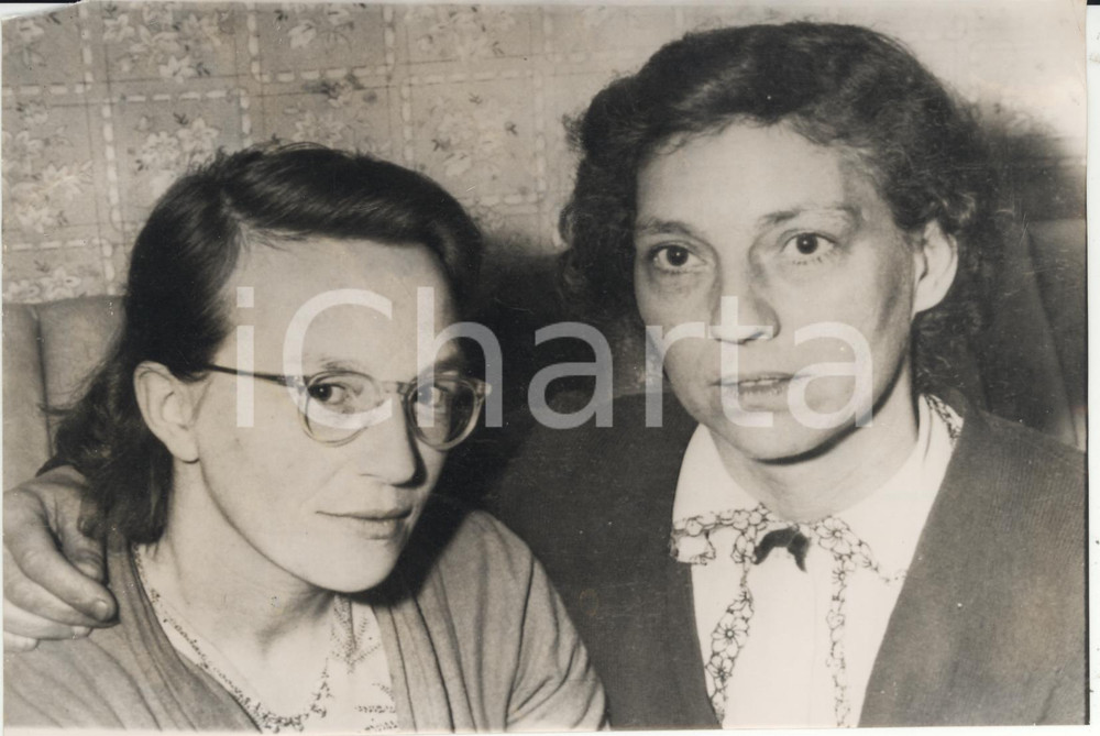 Fotografia d epoca originale 1958 BIRMINGHAM Wife of John Francis SPRIGGS meets Nellie CUNNUNGHAM Photo 1