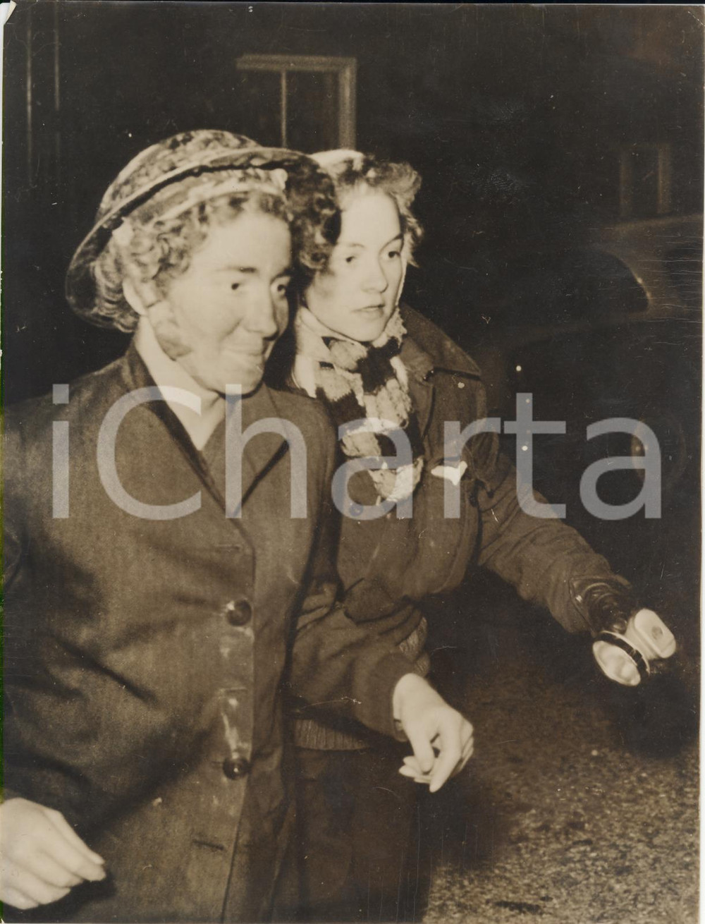 Fotografia d epoca originale 1957 NORTH YORK MOORS  PROVIDENCE POT Joan SMITH saved from pothole Photo 15x20 1