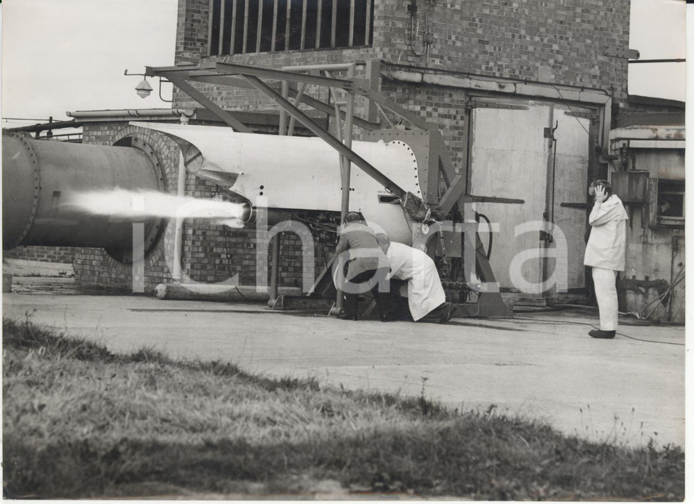 Fotografia d epoca originale 1957 LEAVESDEN  DE HAVILLAND ENGINE COMPANY Rocket engine for manned aircraft 1