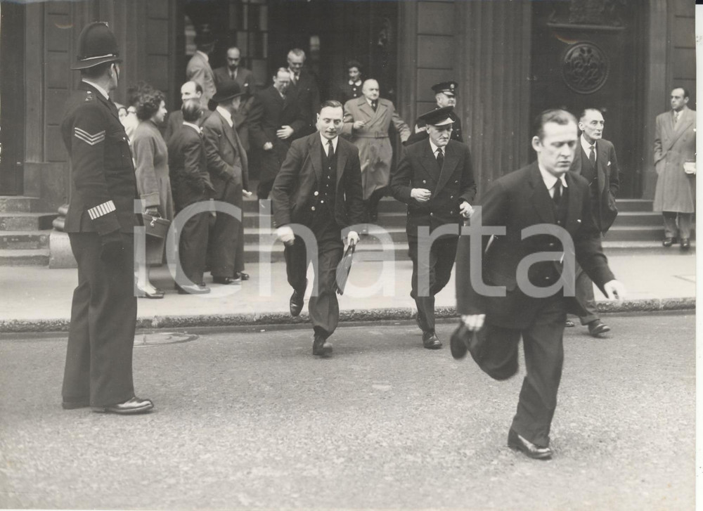 Fotografia d epoca originale 1958 LONDON Bank Rate is cut  Citizens running through the street Photo 20x15 1